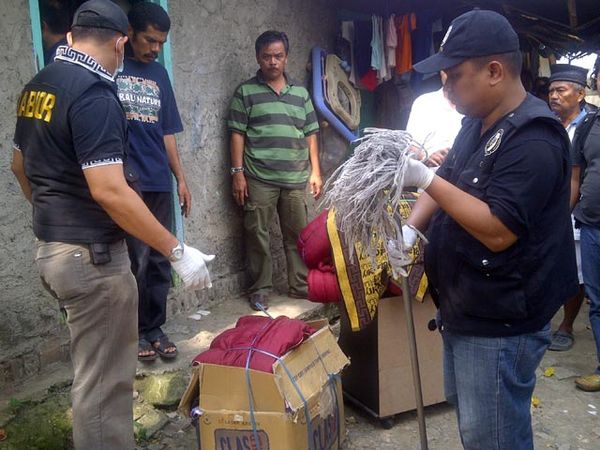 Olah TKP  Mayat di Kardus