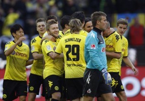 Lumat Koeln, Dortmund Naik ke Posisi 2