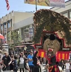 Wow! Pertunjukan Reog dan Pameran Batik Jadi Pusat Perhatian di LA