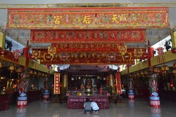 Pesona Warna Warni Klenteng Ibu Agung Bahari