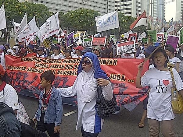 1.000 Perempuan Long March Dukung RUU BPJS