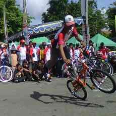 Ribuan Warga Surabaya Nggowes Bareng Alfamart