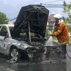 Sedan Ford Hijau Ludes Terbakar