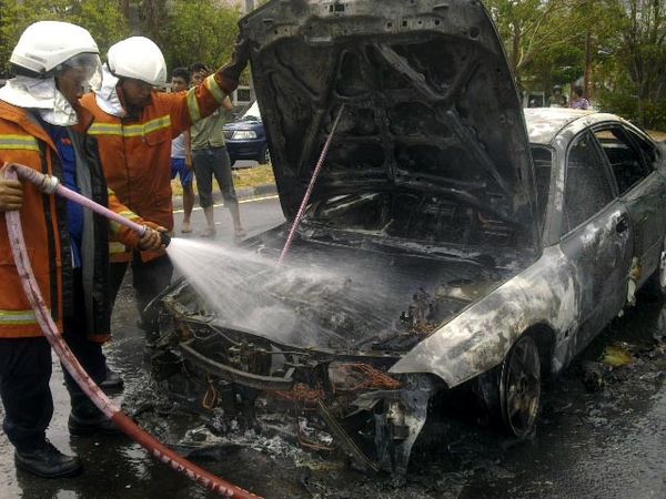 Sedan Ford Ludes Terbakar