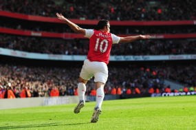 Van Persie Menangkan Arsenal