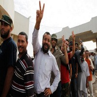 Khadafi Belum Dikubur, Warga Mengantre Untuk Melihat Jasadnya