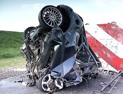 Begini Jadinya Jika Mobil Tabrakan pada Kecepatan 200 Km/Jam