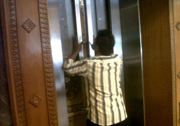 Lift Gedung DPR Macet
