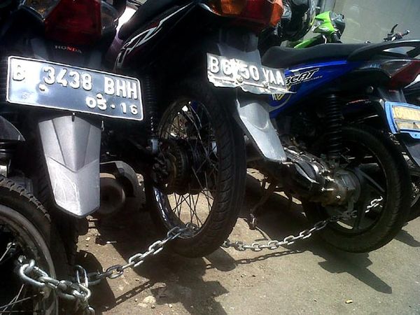 Parkir Liar, Ratusan Sepeda Motor Digembok