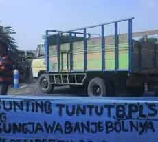 Gagal Panen, 500 Warga Korban Lumpur Blokir Akses Jalan Alternatif