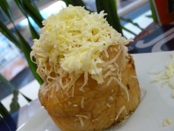 Manis-Manis Gurih Roti Asli Manila