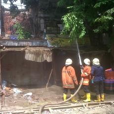 Kebakaran di Jembatan Lima Hanguskan 10 Toko