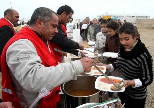 Korban Gempa Turki Antre Makanan