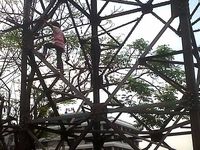 Fitri Spiderkid Panjat Tower Sutet Lagi