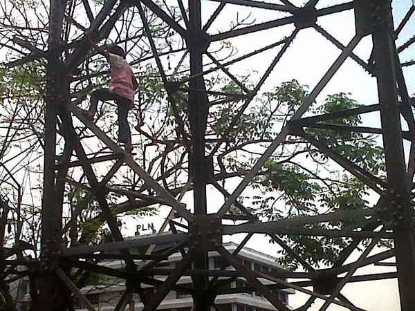 Fitri Spiderkid Panjat Tower Sutet Lagi