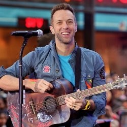 Take That Bikin Chris Martin Berpikir Dirinya Gay