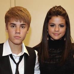 Nonton Bareng Selena Gomez, Justin Bieber Sewa Bioskop