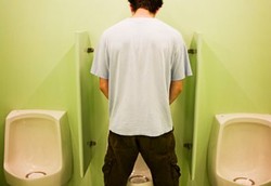 Menghindari Kontaminasi Bakteri di Toilet Umum