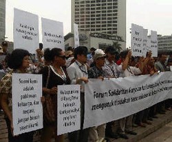 Karyawan Freeport Demo di Bundaran HI Serukan Stop Kekerasan di Papua 