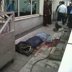 Pekerja Gondola yang Tewas Dibawa ke RSCM, Ibunda Menangis 