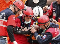 Tim SAR Selamatkan Bayi Berusia 2 Minggu dari Reruntuhan Bangunan di Turki