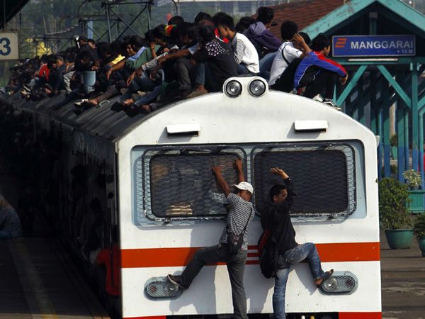 Jadwal Berkurang, Penumpang KRL Berjubel