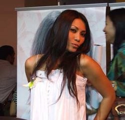 Anggun C Sasmi Gelar Konser Bernuansa Distorsi