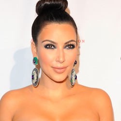 Kim Kardashian Ingin Saingi Angelina Jolie