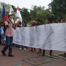 Mahasiswa Gelar Aksi Mural di Depan Grahadi