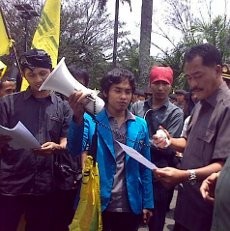 Demo SBY di Gedung Sate Diwarnai Ketegangan Mahasiswa dan Dewan