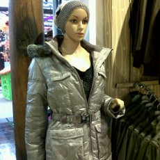 Tetap Trendi Pakai Jaket Saat Musim Hujan