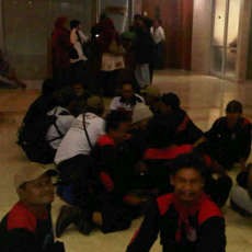 Desak BPJS, Puluhan Pekerja Tongkrongi DPR Hingga Malam