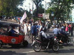 Mahasiswa Anti-SBY Aksi Jempol Darah & Blokir Jl Diponegoro 
