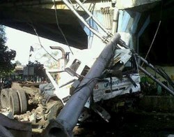 Tabrak Pembatas Jalan, Truk Trailer Terjun dari Tol Tanjung Priok