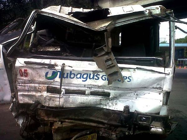 Truk Trailer Terjun dari Tol Tanjung Priok 