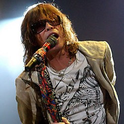 Jatuh di Kamar Mandi, 2 Gigi Steven Tyler Copot