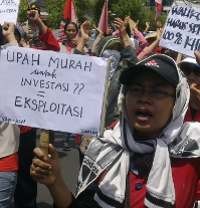 Massa Buruh Tuding Risma Perlambat Keputusan UMK