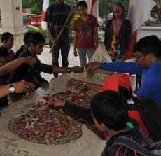 Puluhan Mahasiswa Nyekar ke Makam WR Soepratman