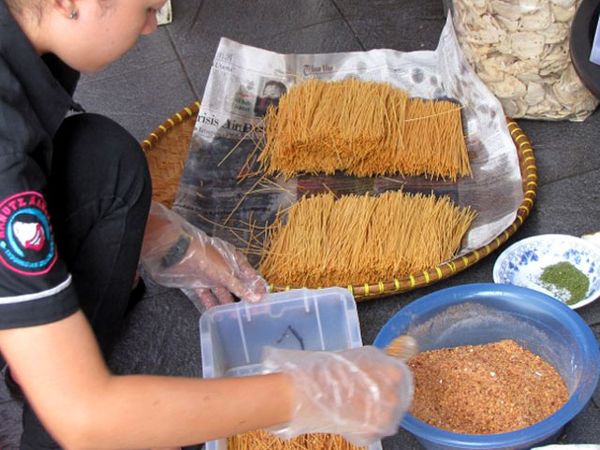 Cemilan Tradisional dalam Cover Modern