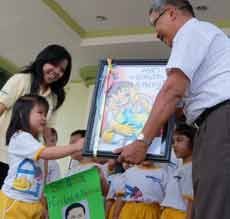 HUT PLN, Siswa PG-TK Bright Kiddie Beri Kado Lilin dan Lampu Minyak