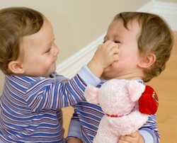 Si Kecil Suka Memukul, Bagaimana Cara Mengatasinya?