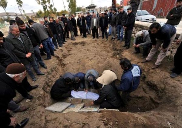 Korban Gempa Turki Mulai Dimakamkan