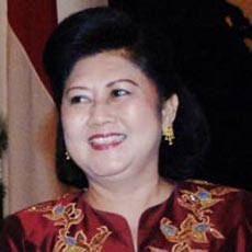 Ibu Ani Gelar Pameran Foto & Luncurkan Buku Tentang Fotografi