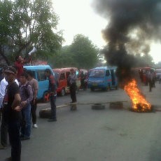 Rayakan Sumpah Pemuda, Mahasiswa Makassar Bakar Ban di Jalan