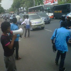 Puluhan Mahasiswa Bagikan Selebaran, Jl Diponegoro Tersendat