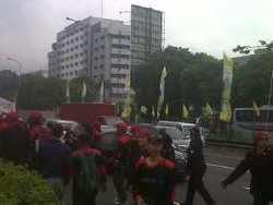 Coba Blokir Tol Dalam Kota, Ratusan Demonstran Dihalau Polisi