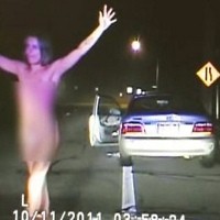 Ya Ampun! Bertelanjang Dada, Wanita AS Ditangkap karena Ngebut!