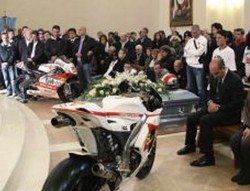 Ribuan Orang Hadiri Pemakaman Simoncelli