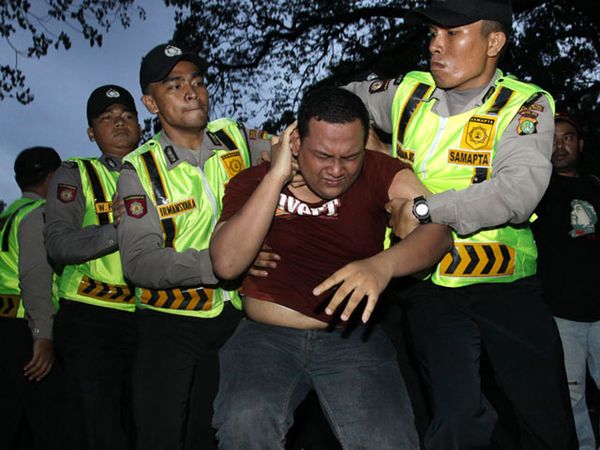 Polisi Amankan 24 Demonstran dari Depan Istana