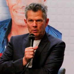 David Foster Janjikan Konser Menakjubkan